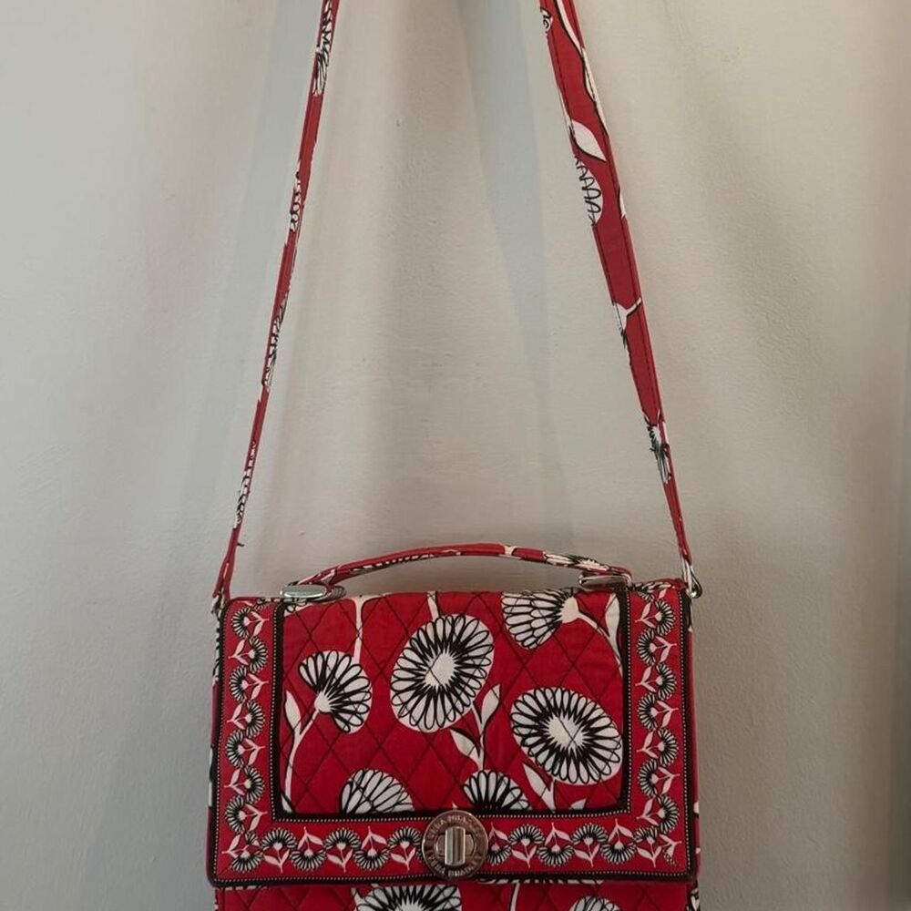 Vera Bradley Deco Daisy Pattern Purse with Front Closure